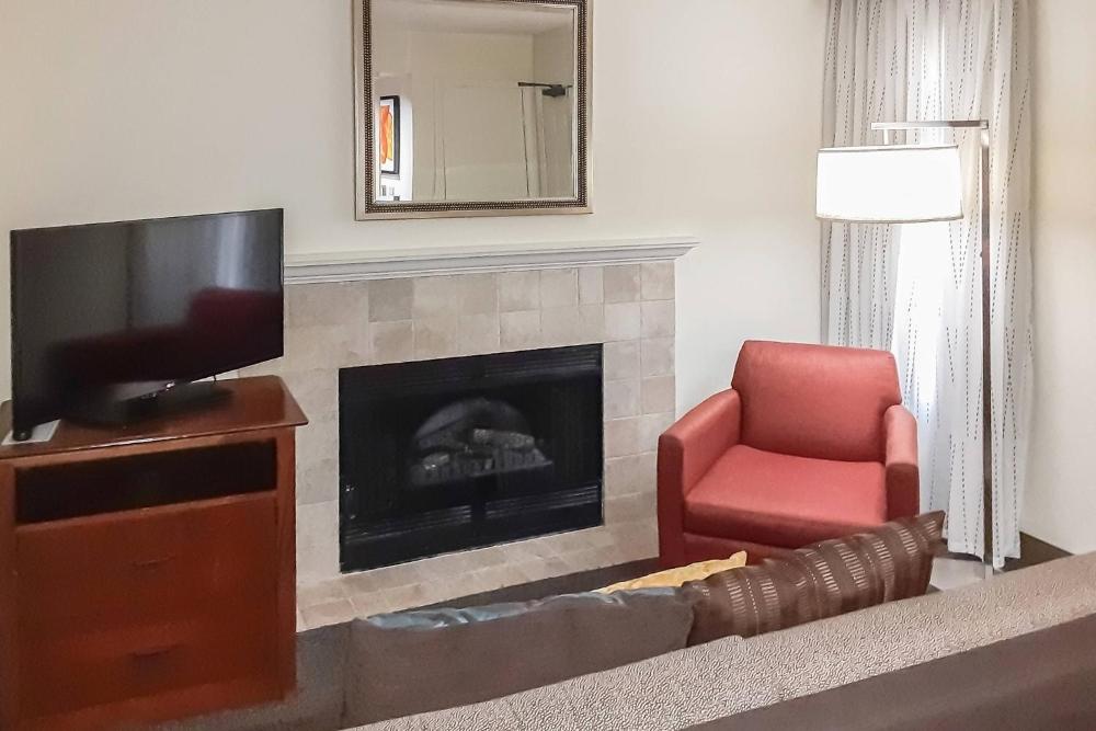 2 Bedroom Penthouse Suite, Fireplace, Balcony interior